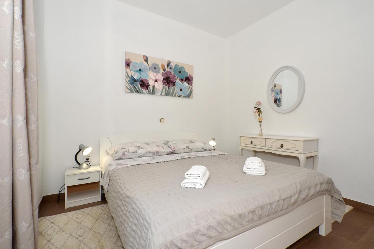 Apartment Una Seget Vranjica Bagian luar foto