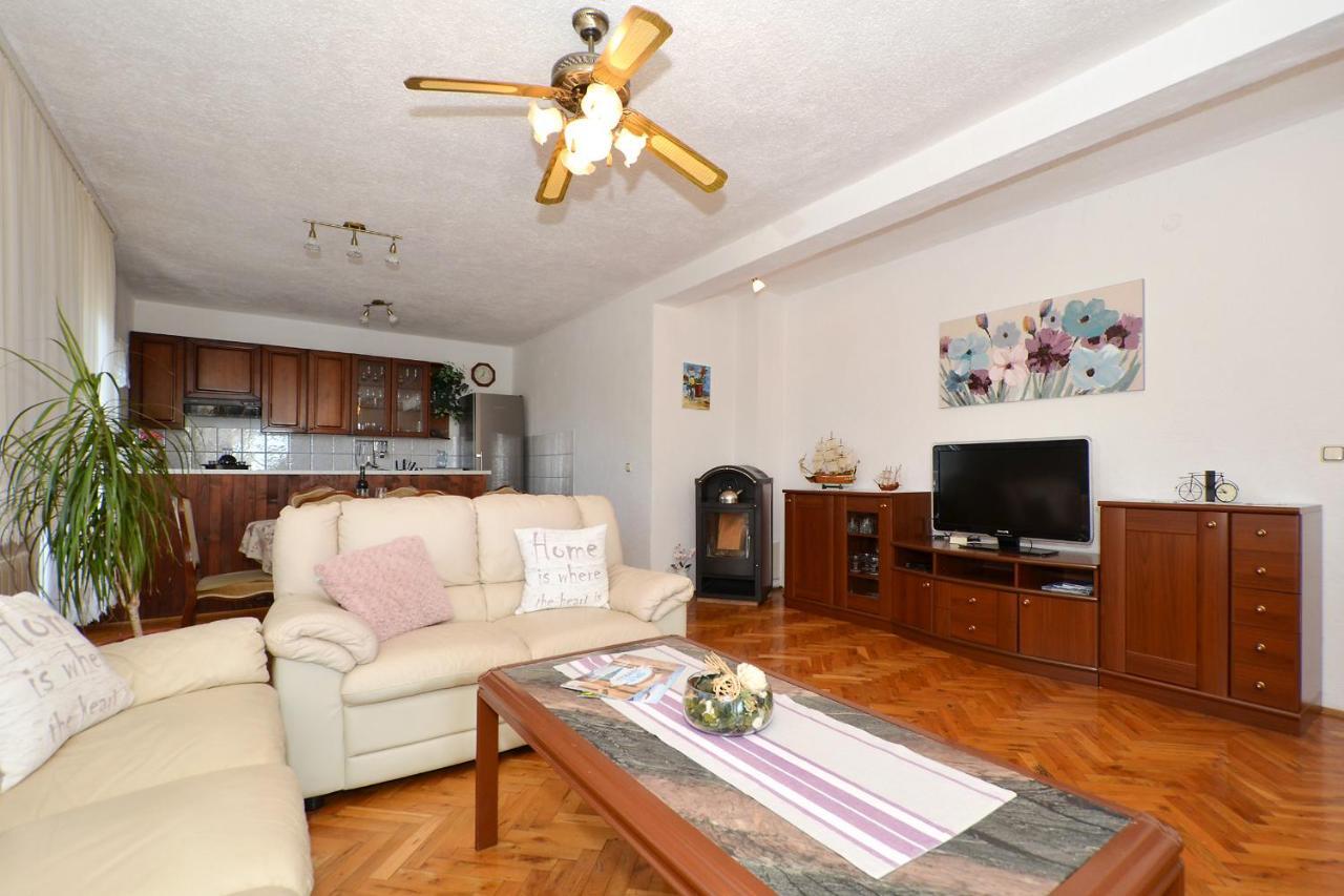 Apartment Una Seget Vranjica Bagian luar foto